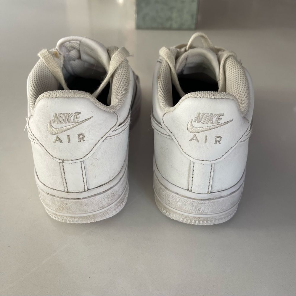 Boys size 4 Air Force one low white sneakers - Picture 5 of 7